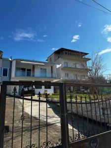 un bâtiment avec une clôture devant lui dans l'établissement Villa For Rent, à Durrës