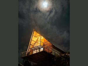 un edificio con la luna en el cielo en Hotel Chalet en montaña, en Villamaría