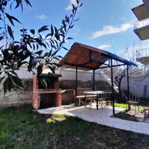 un pavillon avec une table de pique-nique et une table gmaxwell gmaxwell gmaxwell gmaxwell dans l'établissement Villa For Rent, à Durrës