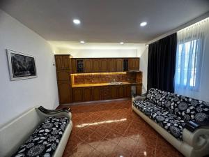 - un salon avec un canapé et un lavabo dans l'établissement Villa For Rent, à Durrës