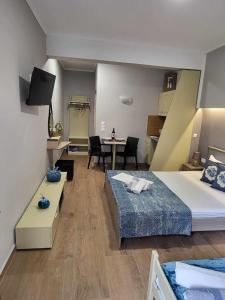 une chambre d'hôtel avec un lit et une table à manger dans l'établissement Studio Dimitri Limenaria, à Limenaria