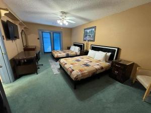 um quarto de hotel com duas camas e uma secretária em Southern Large Lake Front Custom Estate, Sleeps 16 em Olive Branch