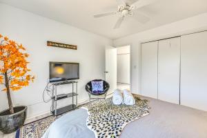 una camera con letto, TV e sedia di Sedona Red Rock Retreat Walk to Hiking Trails! a Sedona