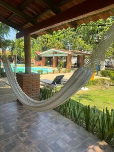 - un hamac sur la terrasse avec piscine dans l'établissement HOTEL VILLAS MARIAS, à Puerto Arista