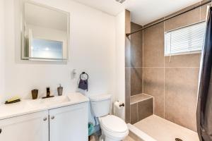 a bathroom with a toilet sink and a shower at Modern Elizabeth Apartment about 1 Mi to Train Station in Elizabeth +17 photos