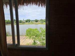 una ventana con vistas a una masa de agua en Villa Tropicale Fy, en Mahajanga