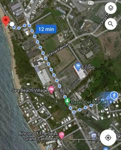 um mapa de uma praia com um mapa da vila da praia do mar em 212 APARTMENT em Rincon