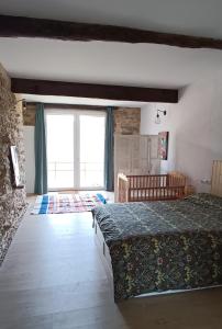 una camera da letto con un letto e una grande finestra di O Salgueiral a Castro Caldelas