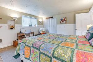 1 dormitorio con cama, escritorio y ventana en Charming Updated Retreat Walk to Lake Stevens! en Lake Stevens