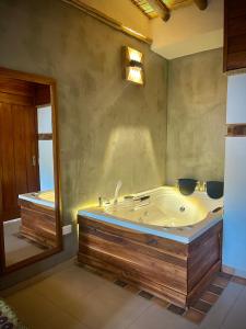 baño grande con bañera y espejo en Voyaca Hotel Alfareria, en Villa de Leyva