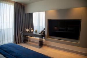 TV a/nebo společenská místnost v ubytování Abi's Hotel & SPA Vlore