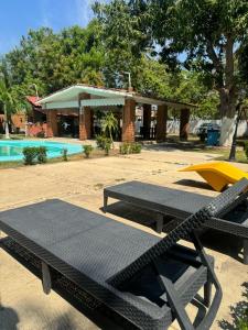 - une table de pique-nique et des chaises à côté de la piscine dans l'établissement HOTEL VILLAS MARIAS, à Puerto Arista