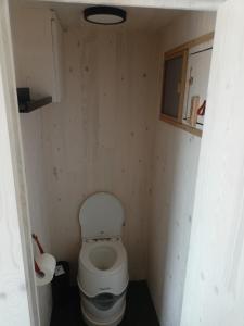uma pequena casa de banho com WC num pequeno quarto em Posed Kubík em Zďár nad Sázavou