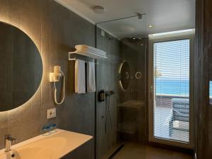 Koupelna v ubytování Abi's Hotel & SPA Vlore + 37 fotografií