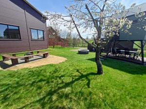 a picnic table and a tree in a yard at Posed Kubík in Žďár nad Sázavou