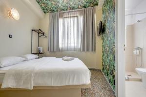een slaapkamer met een bed, een douche en een wastafel bij 7ATHENS in Athene