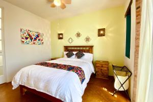 1 dormitorio con cama y vidriera en Casa La Luz 1, en San Miguel de Allende