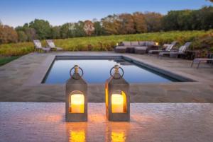 un par de linternas sentadas junto a una piscina en Exclusive Wine Country Estate - The Haven, en Healdsburg