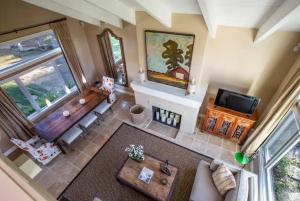 una vista aérea de una sala de estar con sofá y TV en Exclusive Wine Country Estate - The Haven, en Healdsburg