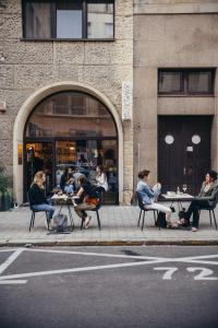 um grupo de pessoas sentadas em mesas num passeio em Old Town Apartment Black em Bratislava