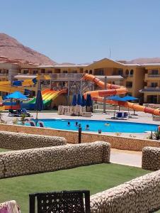 einen Pool mit Wasserrutsche in einem Resort in der Unterkunft Porto El Sokhna Aqua park in Ain Suchna
