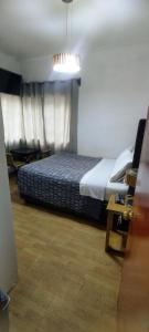 1 dormitorio con 1 cama grande en una habitación en Casita Libertad Barranco, en Lima