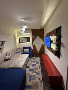 Porto El Sokhna Aqua park في العين السخنة: غرفة معيشة مع أريكة وتلفزيون بشاشة مسطحة