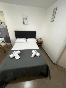 - une chambre avec un lit et 2 serviettes dans l'établissement Hospedaje LH C A15minutos del aeropuerto ezeiza, à Ezeiza