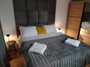 - une chambre avec un grand lit et 2 serviettes dans l'établissement Holiday Home Fiori, à Kastav