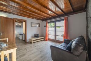 uma sala de estar com um sofá de couro e uma televisão em Sophisticated Lanzarote Villa | Villa Mervella | 4 Bedrooms | Spacious Terrace Area & Private Pool | Playa Blanca em Playa Blanca