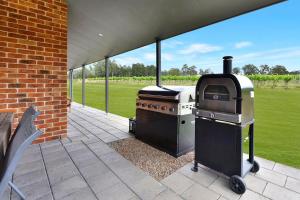 - un barbecue installé sur une terrasse dans une maison dans l'établissement The Lodge - Ironstone Estate Hunter Valley, à Lovedale