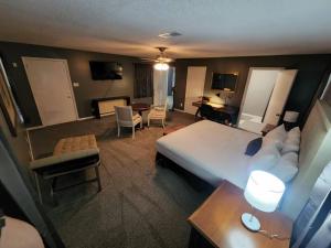 Habitación de hotel con cama grande y escritorio. en Sits on an acre near Grace land with 3 full baths en Memphis