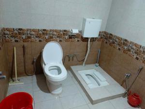 W pokoju wyłożonym kafelkami znajduje się łazienka z toaletą. w obiekcie SEE MOTEL w mieście Muzaffarabad