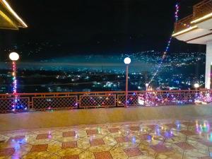 uma vista para uma cidade à noite com luzes de Natal em SEE MOTEL em Muzaffarabad
