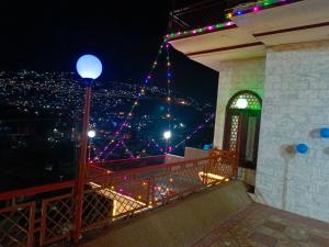 uma vista da cidade à noite a partir de uma varanda em SEE MOTEL em Muzaffarabad