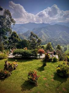 un parque con vistas a las montañas en Hotel Kawa Mountain Retreat en Salento