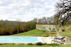 une maison avec une piscine en face d'une maison dans l'établissement Chambre spacieuse dans très belle batisse en pierre restaurée et isolée dans un écrin de nature, à Pellegrue