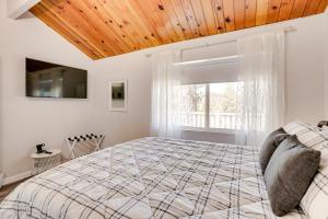 een slaapkamer met een groot bed en een raam bij Cozy Twin Peaks Cottage 4 Mi to Lake Arrowhead! in Twin Peaks