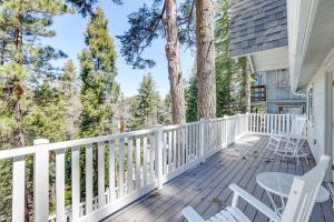 een veranda met witte stoelen en bomen bij Cozy Twin Peaks Cottage 4 Mi to Lake Arrowhead! in Twin Peaks