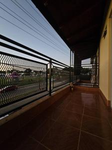 a balcony with a view of a tennis court at Encantador depto cerca Terminal in Posadas