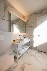 ein Bad mit einem Waschbecken und einem WC in der Unterkunft Villa within Resort, Umag, Istra in Savudrija