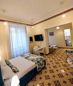 Habitación de hotel con cama y TV en Suleima B&B Messina Centro, en Messina