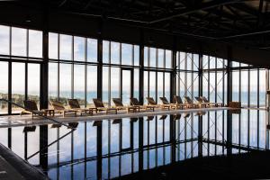 eine Reihe von Stühlen in einem Gebäude mit Pool in der Unterkunft Villa within Resort, Umag, Istra in Savudrija
