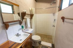 W łazience znajduje się umywalka, toaleta i prysznic. w obiekcie El Bosque Trails & Eco-Lodge w mieście Monteverde