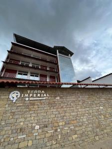 un edificio con un cartel en la parte superior de una pared de ladrillo en Terra Imperial en Chachapoyas