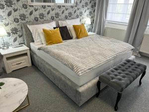 Postel nebo postele na pokoji v ubytování EFIPA Glamour Apartments