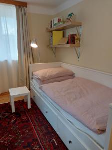 1 dormitorio con cama, mesa y ventana en Haus Catull, en Klosterneuburg