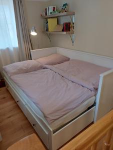 un letto con struttura bianca in una camera da letto di Haus Catull a Klosterneuburg