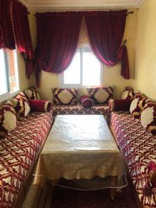 ein Wohnzimmer mit 2 Sofas und einem Fenster in der Unterkunft old city apartment + free couscous on Friday in Tangier