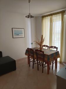 una sala da pranzo con un tavolo e sedie in una stanza di La Casa di Adelaide a Villa Santa Maria
